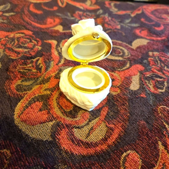 Vintage Miniture Carved White Rose Trinket Box - Picture 7 of 16